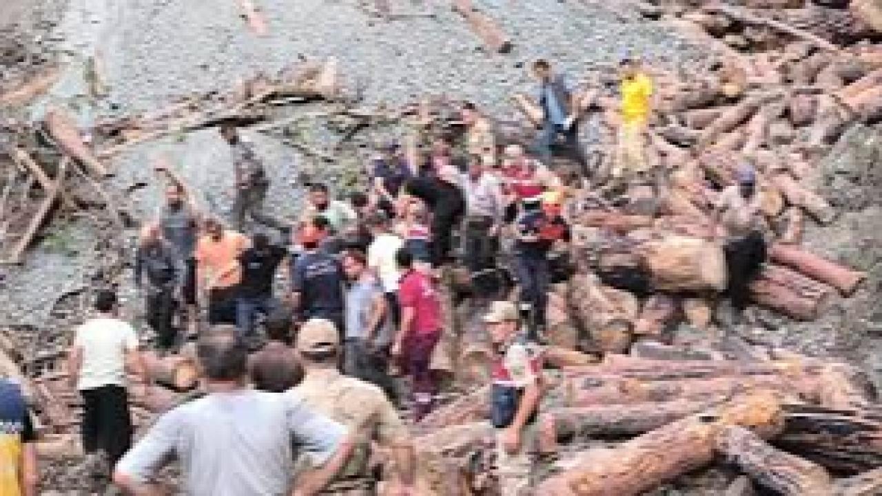 Yaylada uçuruma yuvarlanan kepçenin operatörü hayatını kaybetti
