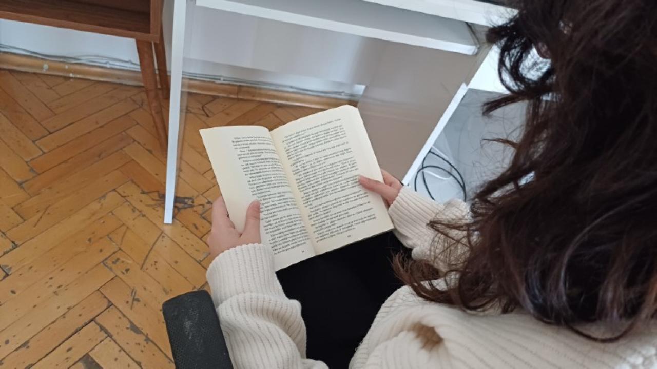 17 yaşında ilk romanını yazdı