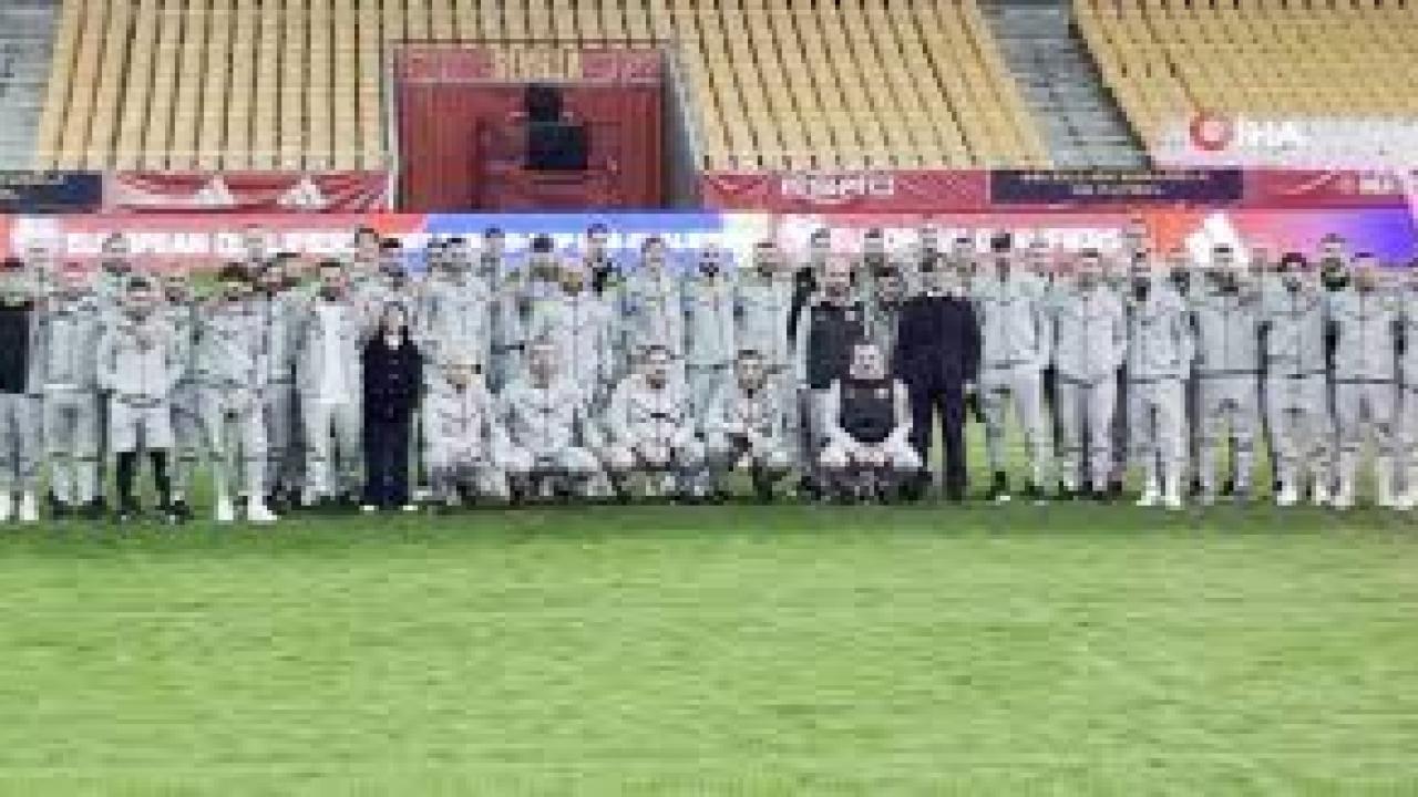 A Milli Futbol Takımı, La Cartuja Stadyumu&#039;nda yürüyüş yaptı