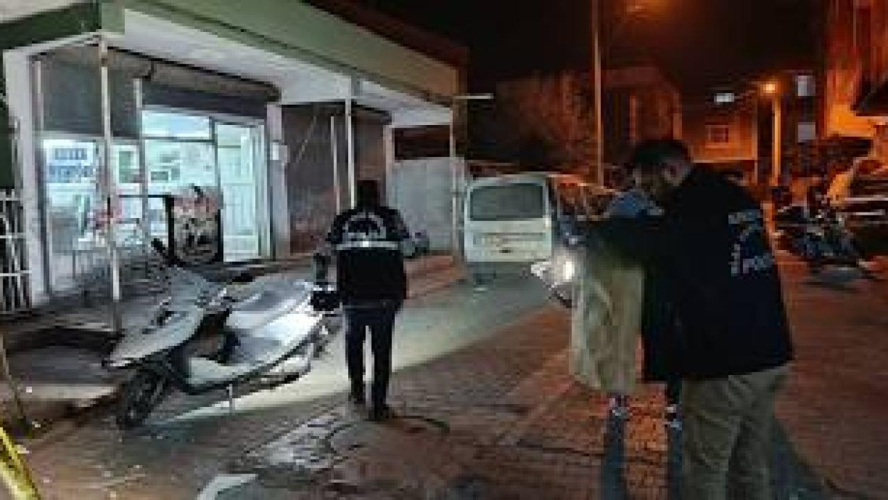 Adana’da erkek kuaföründe silahlı kavga: 7 yaralı