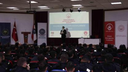 "Ailemle Güvendeyim" projesi kapsamında polis adaylarına eğitim verildi
