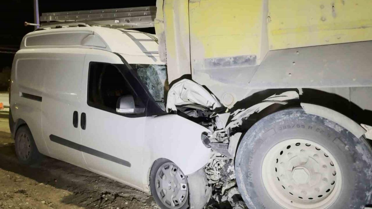 Aksaray Belediyesi’nin trafiğe kapattığı yol kaza meydanına döndü