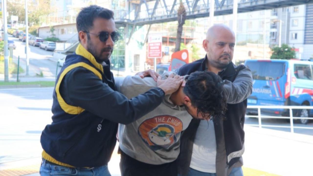 Alanya’da sokakta karşısından gelen kadına yumruk atıp makasla yüzünü yaralayan şahıs tutuklandı