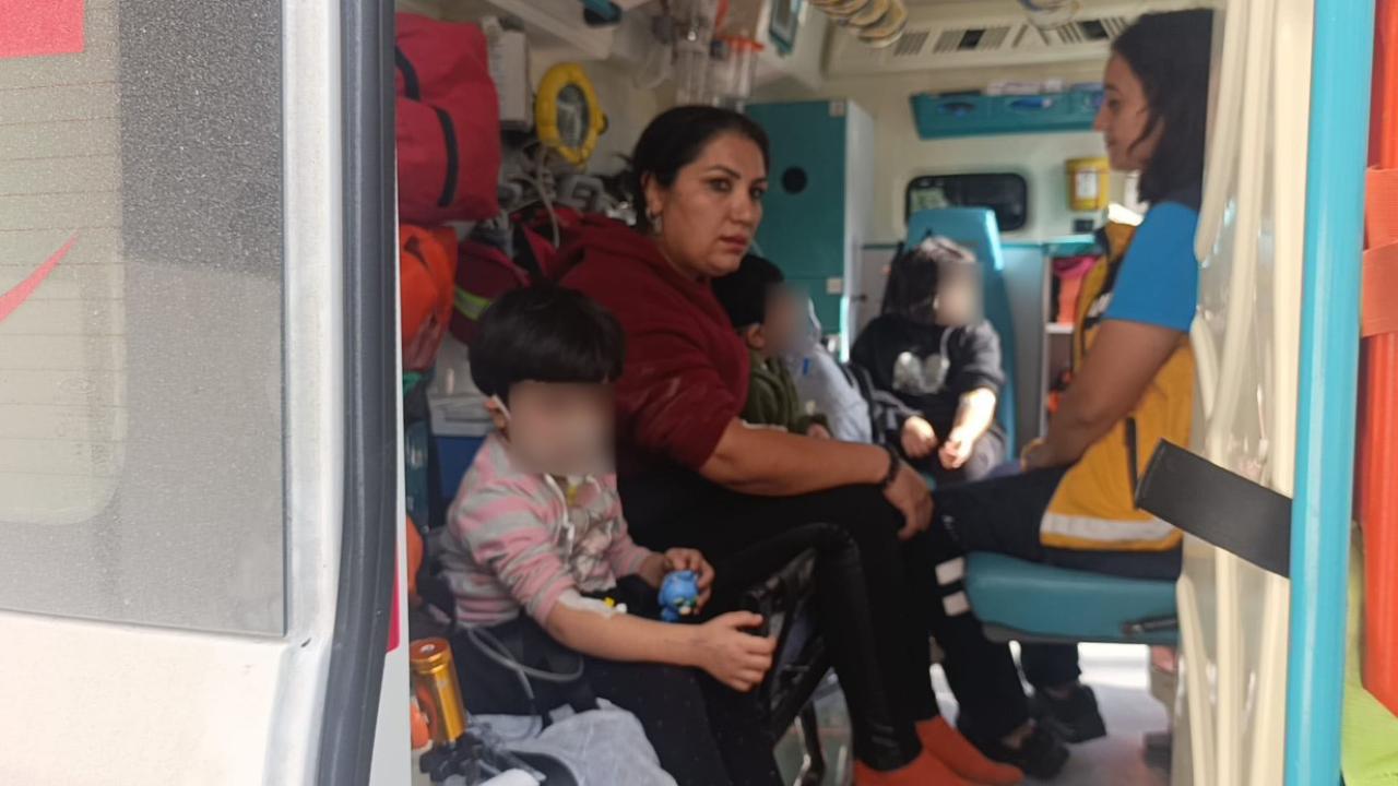 Alevler içindeki dairede mahsur kalan 3 küçük çocuğu inşaat işçileri ve mahalle sakinleri kurtardı