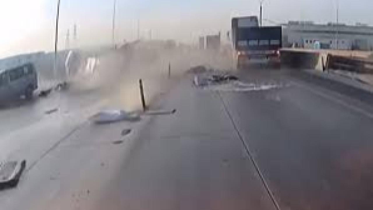 Araç sollamak isterken tırın önünde kaldı