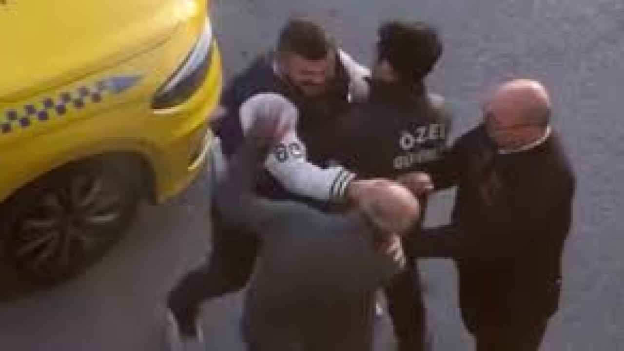 Başakşehir’de taksiciye meslektaşının tokatlı saldırısı kameraya yansıdı