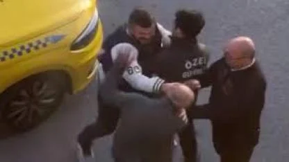 Başakşehir’de taksiciye meslektaşının tokatlı saldırısı kameraya yansıdı