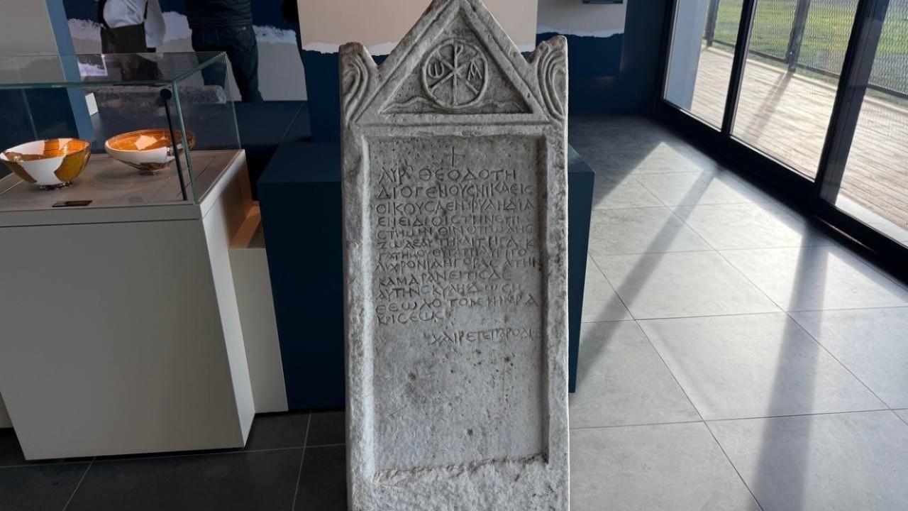 Bazilikada 2 bin yıllık beddua görenleri hayrete düşürdü