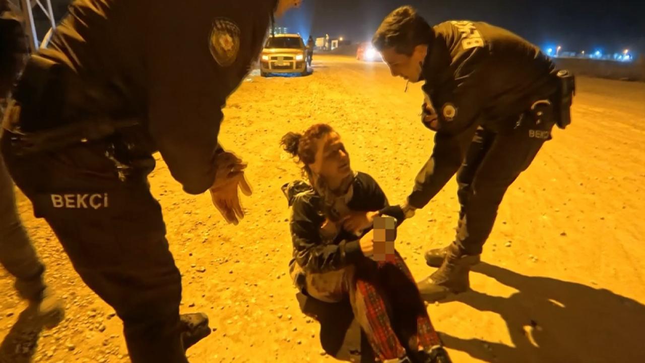 Bekçiler, &quot;Eve bırakalım&quot; dedi, alkollü kadın &quot;Ölümü bulursunuz&quot; cevabını verdi