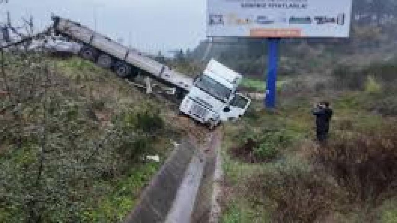 Beykoz’da sağanak yağış kaza getirdi: Tır devrildi, 1 yaralı