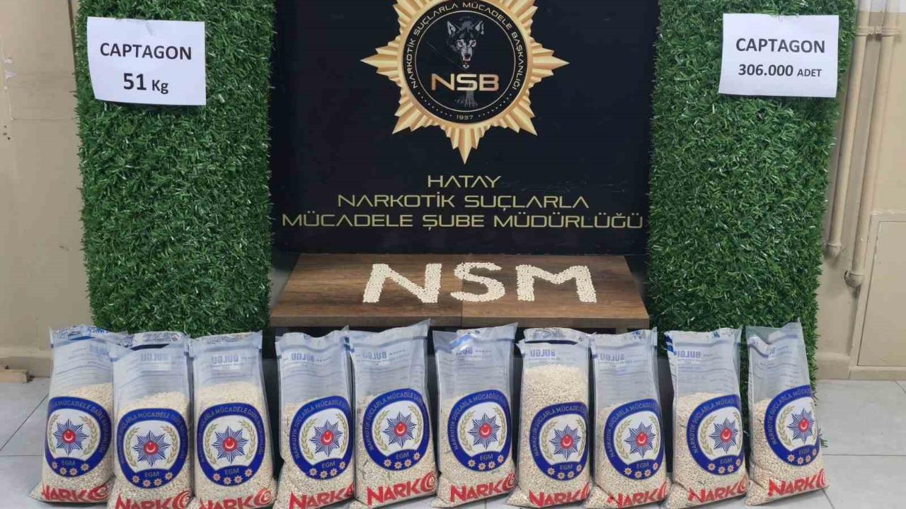 Binlerce uyuşturucu hapı yapay çimin içerisine sakladılar