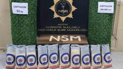 Binlerce uyuşturucu hapı yapay çimin içerisine sakladılar