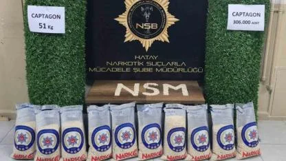 Binlerce uyuşturucu hapı yapay çimin içerisine sakladılar