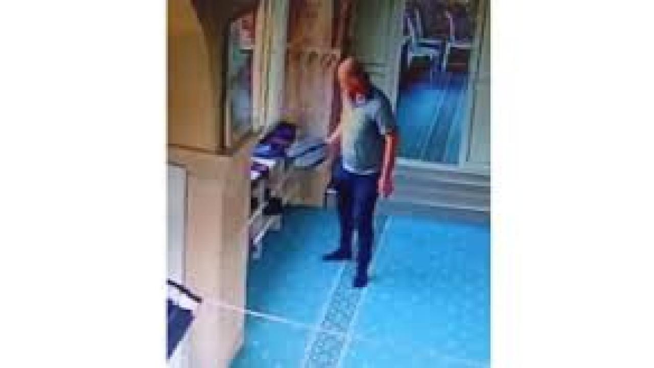 Camide ayakkabıları tek tek inceledi, beğendiğini çaldı