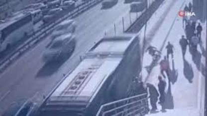 Cevizlibağ’da metrobüs engelli yolcuya çarptı, yaşlı adam hayatını kaybetti