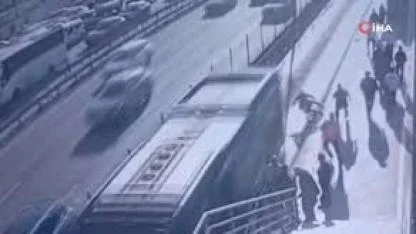 Cevizlibağ’da metrobüs engelli yolcuya çarptı, yaşlı adam hayatını kaybetti