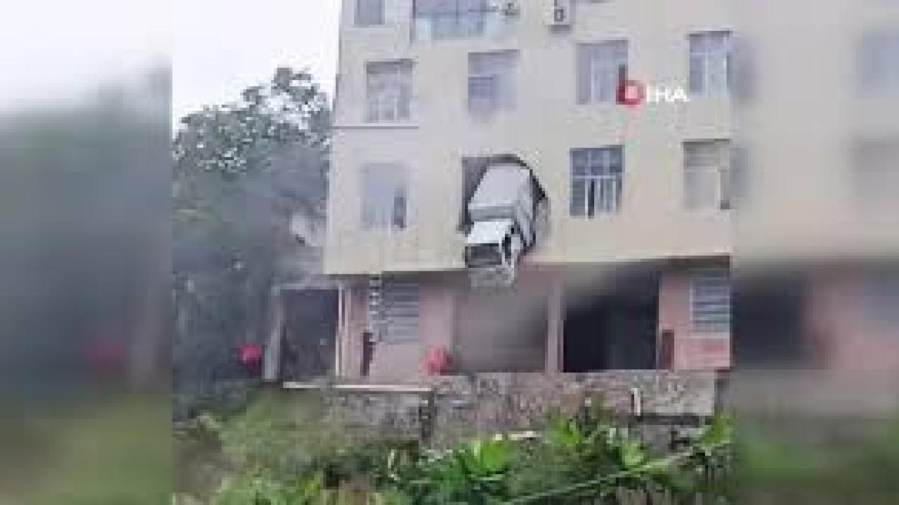 Çin’de binaya çarpan kamyon ikinci katta asılı kaldı
