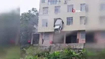 Çin’de binaya çarpan kamyon ikinci katta asılı kaldı