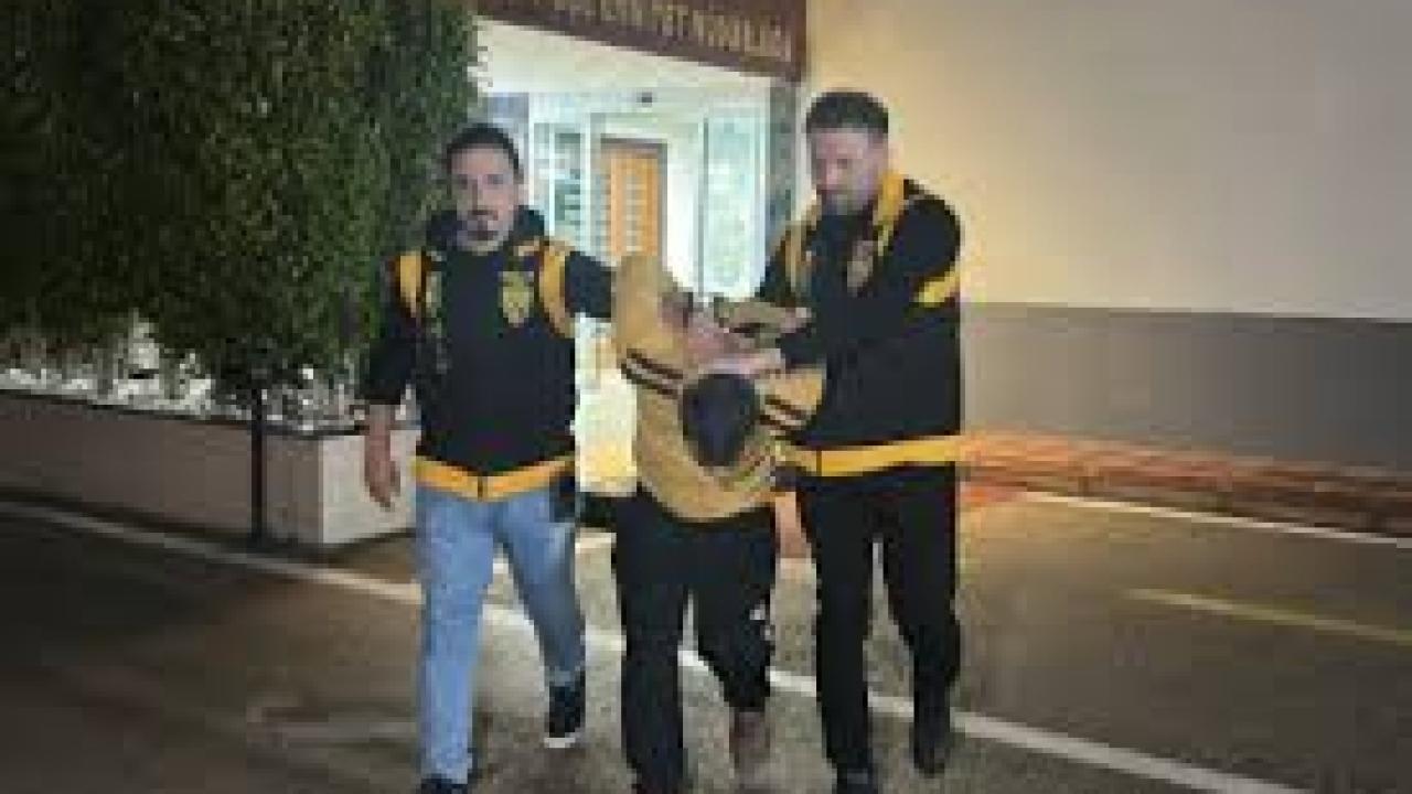 Çocuğun kafasını arabaya vurup yere fırlatan şahıs çocuğun babası çıktı, gözaltına alındı