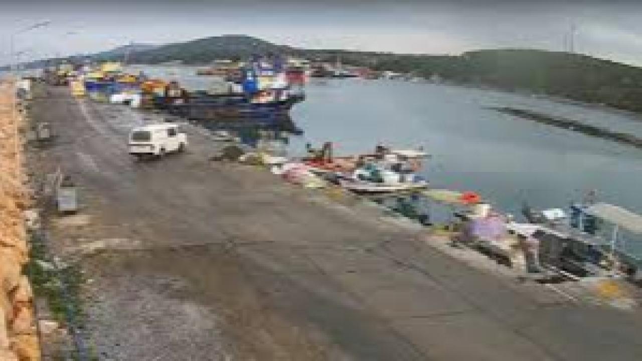 Direksiyon hakimiyeti kaybolan araç denize uçtu