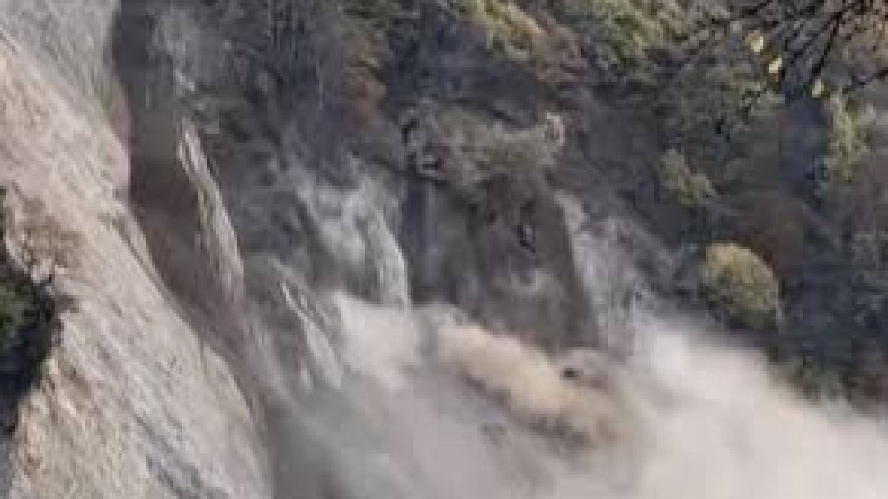 Düzce’de heyelan anı : Otomobil kıl payı kurtuldu