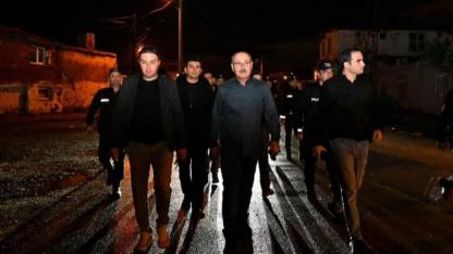 Emniyet müdürünün bulunduğu grubun üzerine araç sürdü