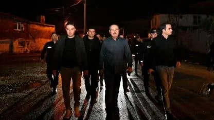 Emniyet müdürünün bulunduğu grubun üzerine araç sürdü