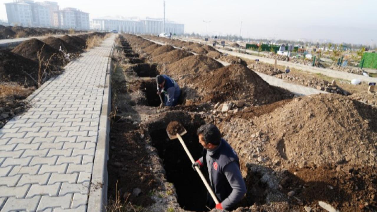 Erzurum’da kış öncesi mezar hazırlığı