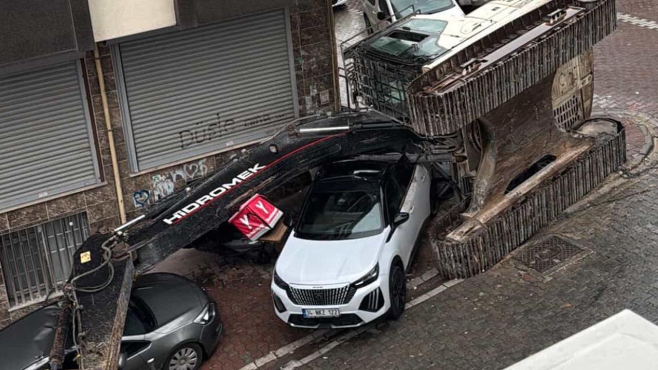 Esenyurt’ta tır dorsesindeki iş makinesi devrildi: 2 otomobil hasar gördü