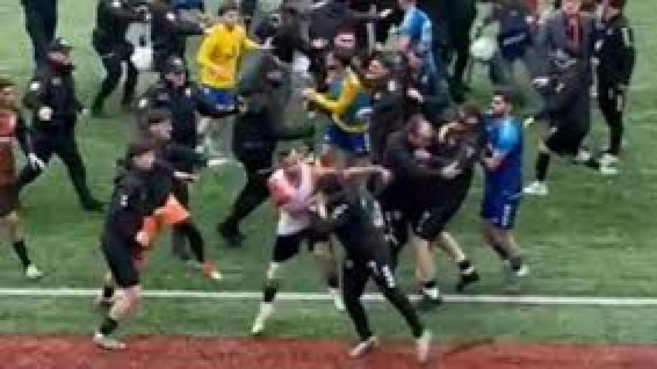 Futbol sahası ringe döndü, 24 kırmızı kart çıktı