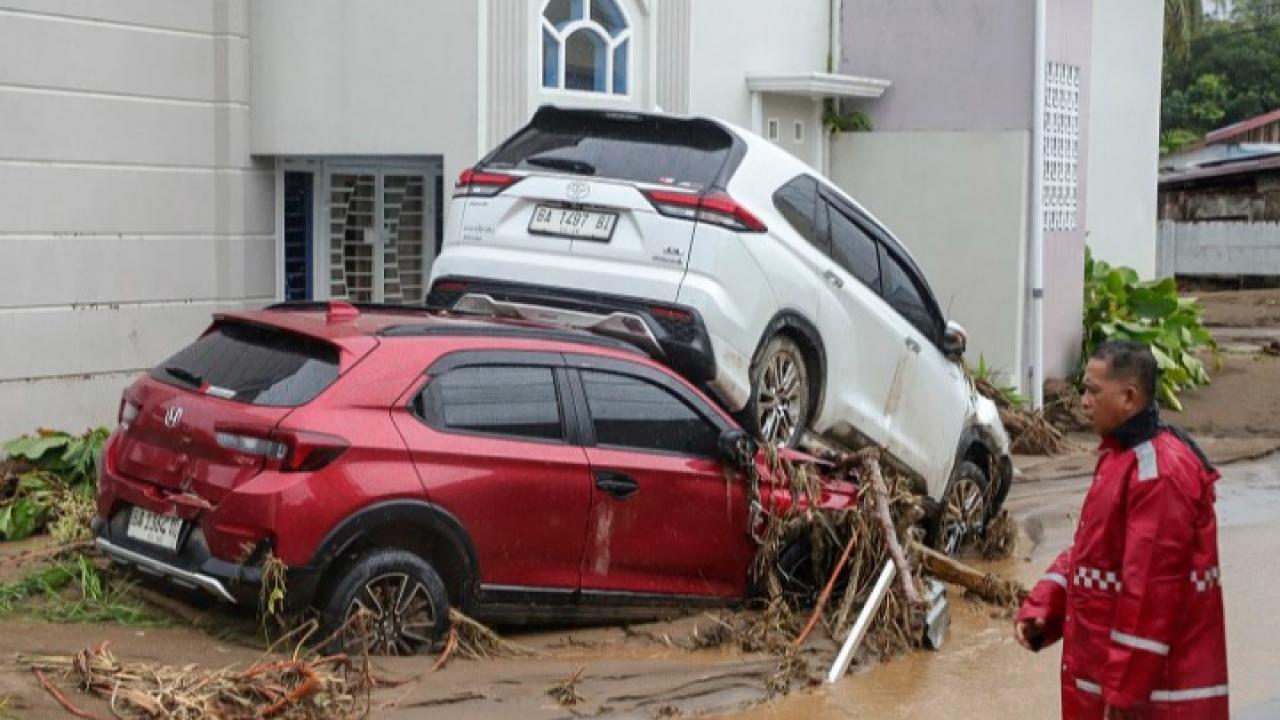 Güney Asya&#039;daki sel ve toprak kaymalarında ölü sayısı 295&#039;e yükseldi