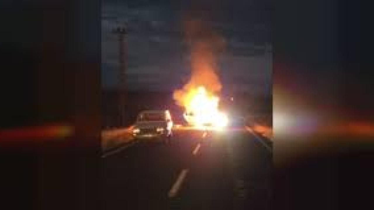 Hilvan’da alev alan otomobil bomba gibi patladı