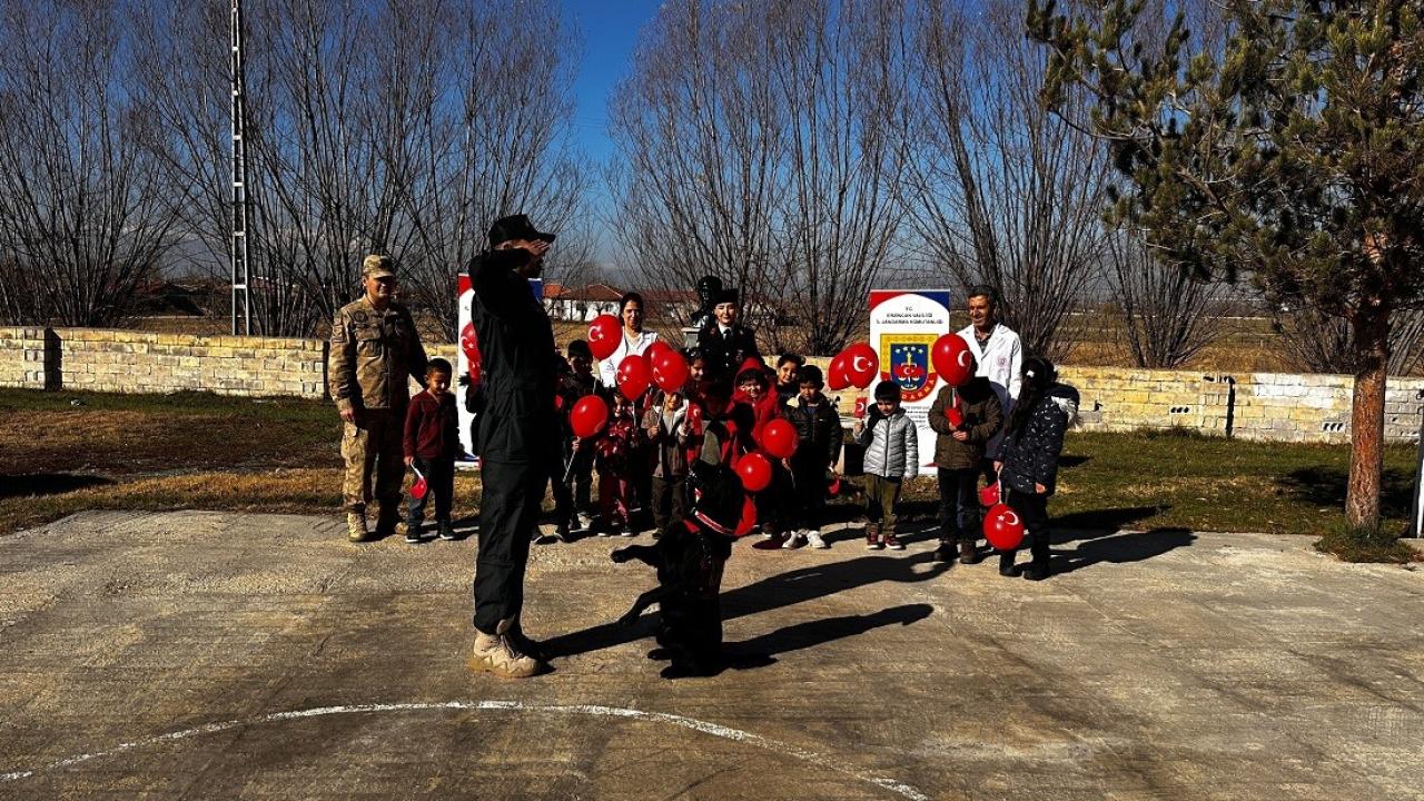 Jandarma ekiplerinden öğrencilere Çocuk Hakları Günü sürprizi