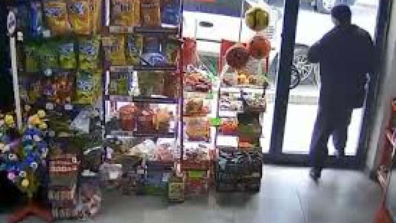 Kafasıyla camı kırdı