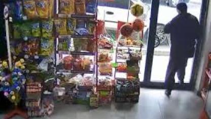 Kafasıyla camı kırdı