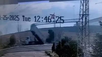 Kamyonun açılan damperi direkleri yıktı, o anlar kameraya yansıdı