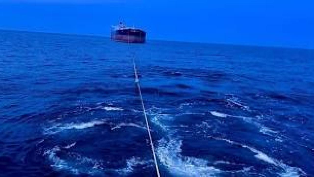 Kastamonu açıklarında isabet alan &quot;Virat&quot; isimli gemi Türkeli’ye çekiliyor