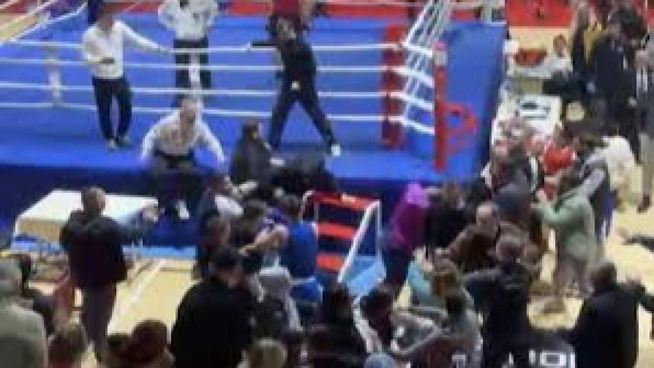 Kavga ring dışına taştı, yumruklar havada uçuştu