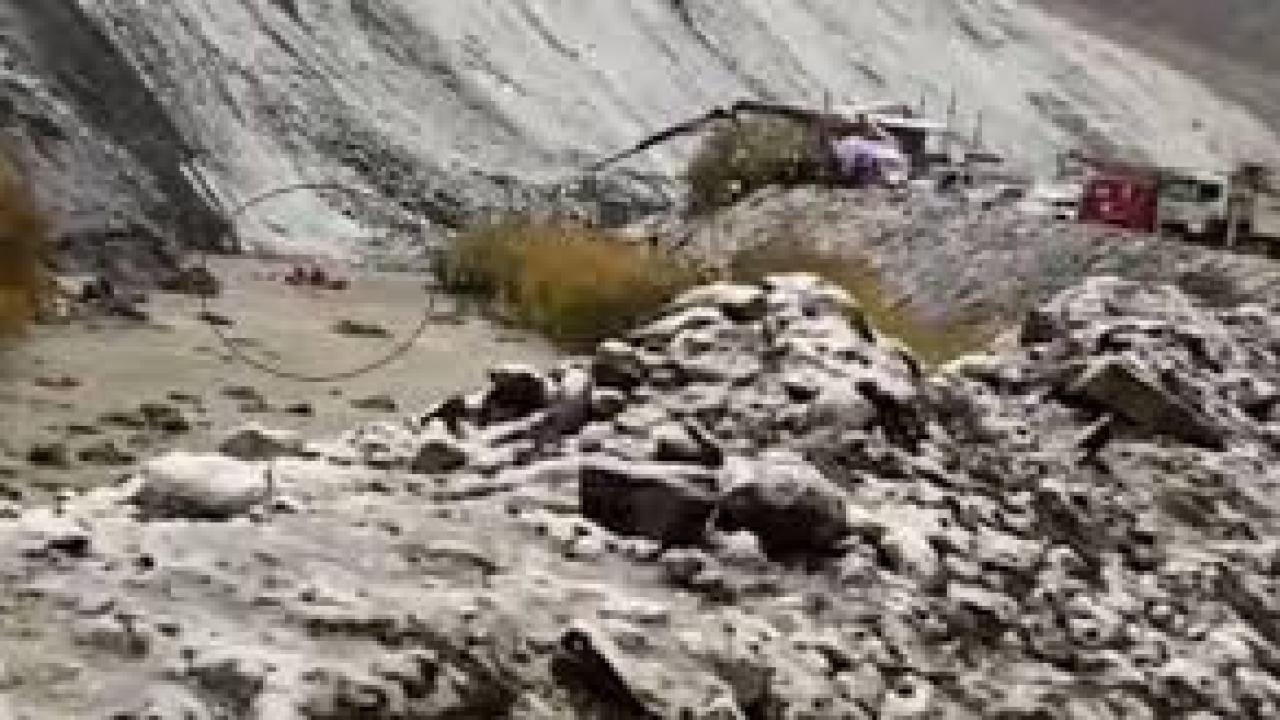 Kayadan kaçan araç Zap Suyu’na düştü