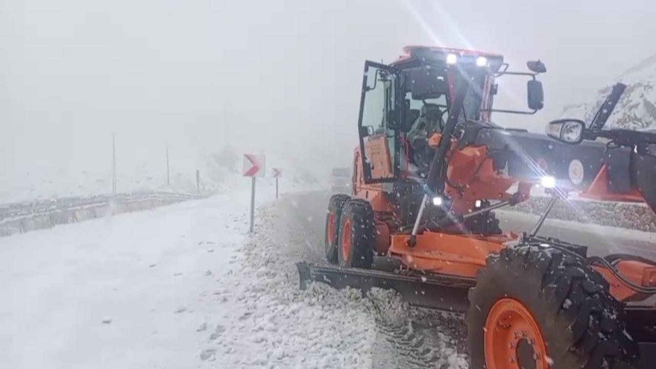 Kop Dağı’nda yoğun kar yağışı: Karayolları ekipleri gece boyu seferber oldu