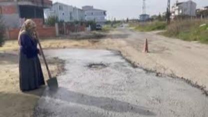Köstebek yuvasına dönen yola kendi imkanlarıyla beton attılar