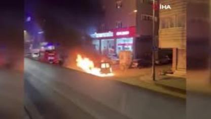 Küçükçekmece’de hafif ticari araç alev alev yandı