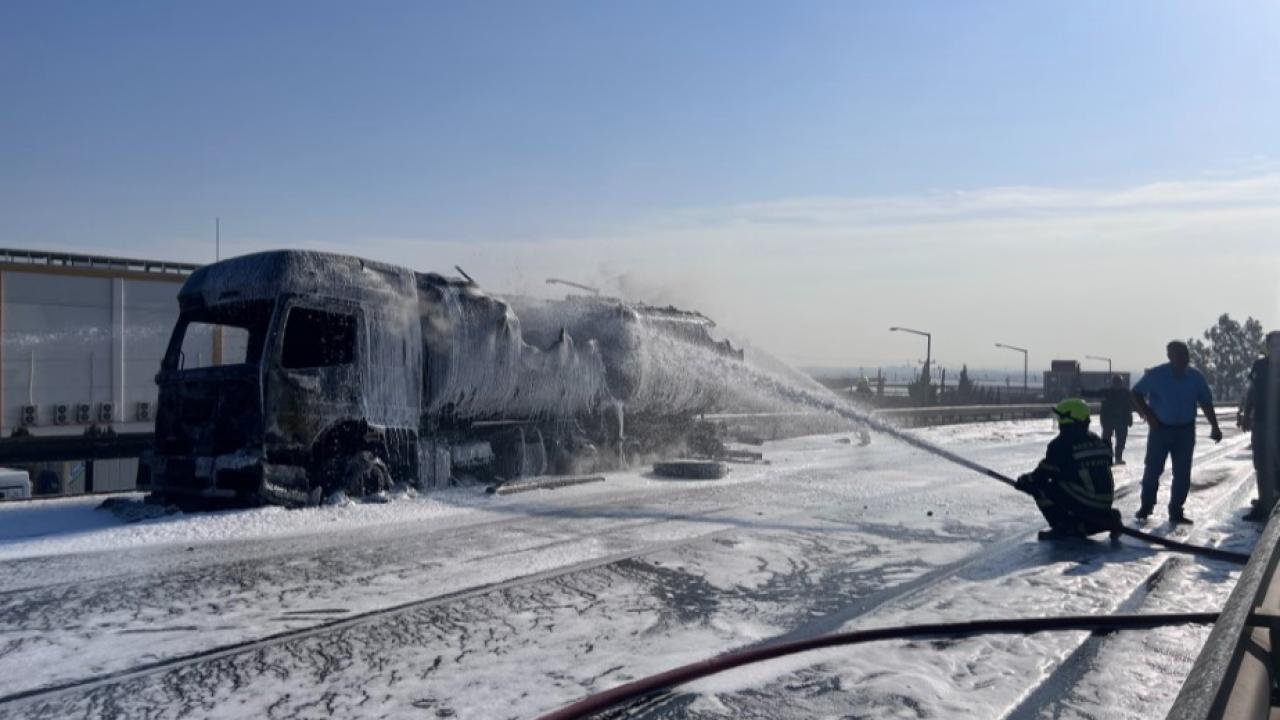 Mazot yüklü tanker alev alev yandı, gökyüzünü kara dumanlar kapladı