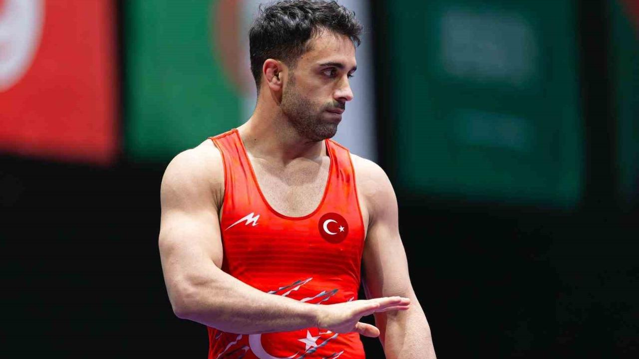 Milli güreşçi Ekrem Öztürk, gümüş madalya kazandı