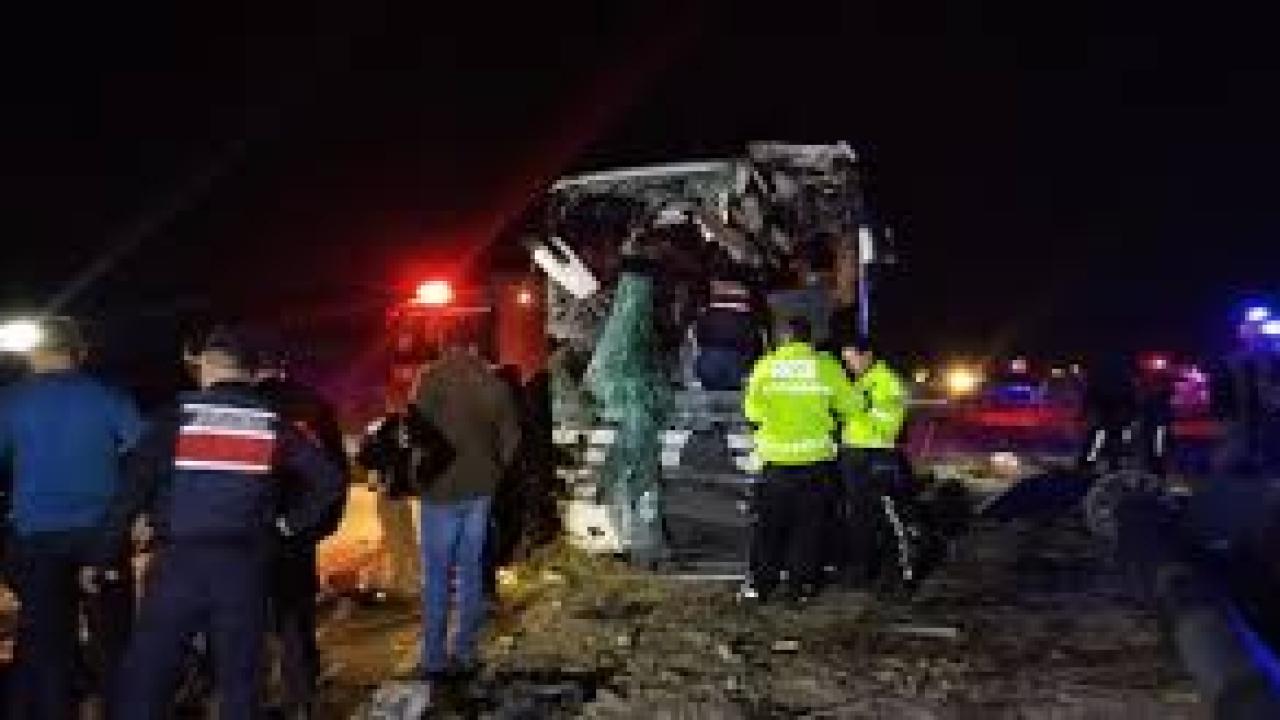 Minibüs yolcu otobüsüyle çarpıştı