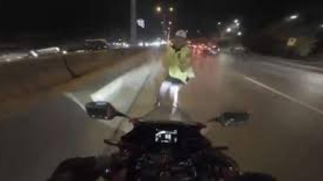 Motosikletin çarptığı trafik polisi yaralandı: Kaza anı kamerada