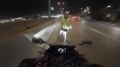 Motosikletin çarptığı trafik polisi yaralandı: Kaza anı kamerada