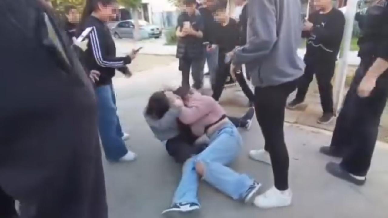 Ortaokullu kızlar birbirine girdi, arkadaşları ayırmak yerine video çekti