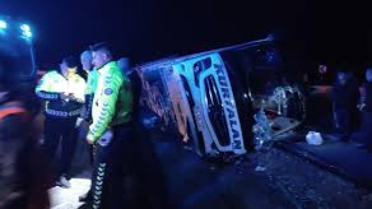 Osmaniye’de yolcu otobüsü devrildi