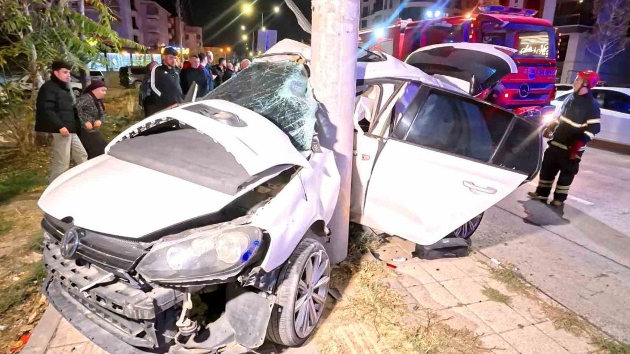 Otomobil direğe saplandı: 2 ağır yaralı